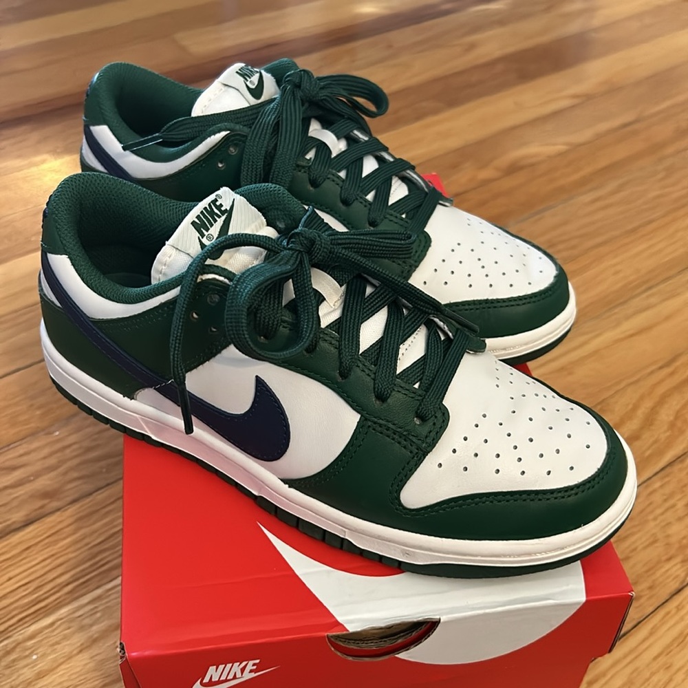 Nike dunk low, green and navy, sold out colorway. Size 7 women's. Worn once.